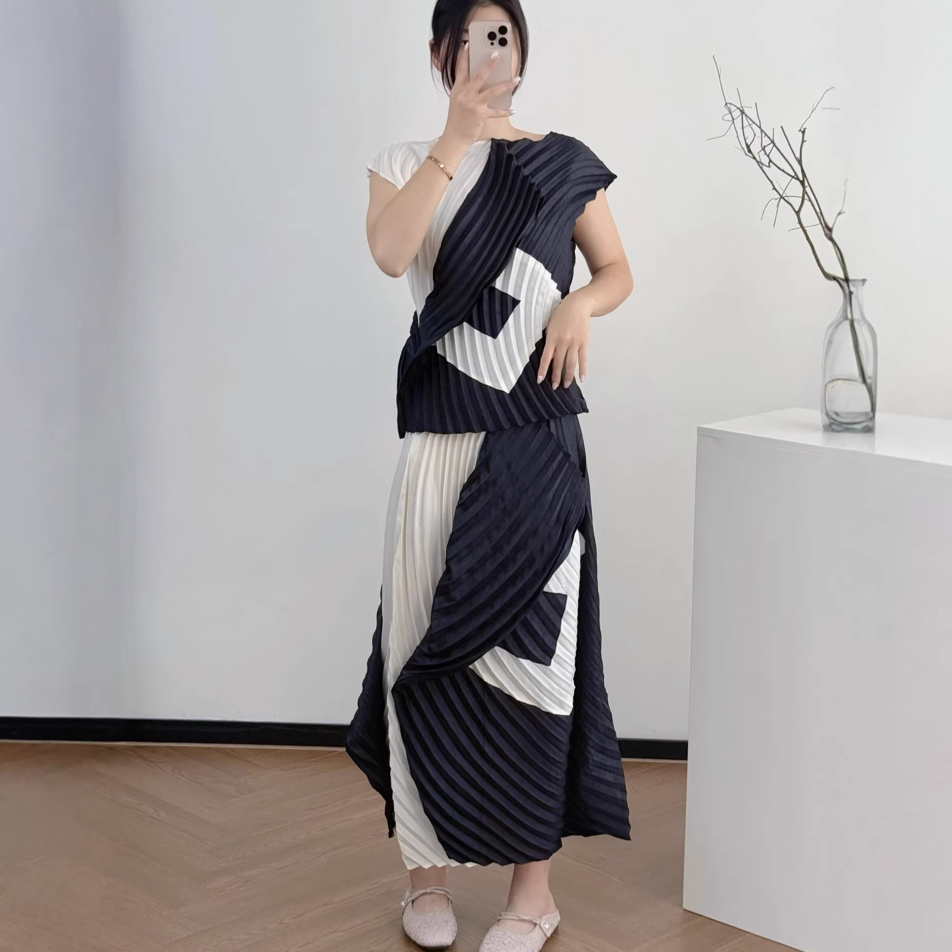 Summer Clothing Vacation - Miyake Pleated Color Block T-Shirt 2026
